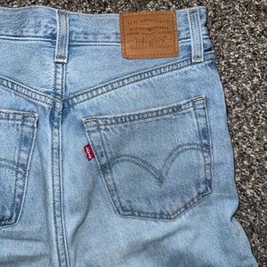 Beautiful condition Levis High Loose Jean! These have been worn lightly.